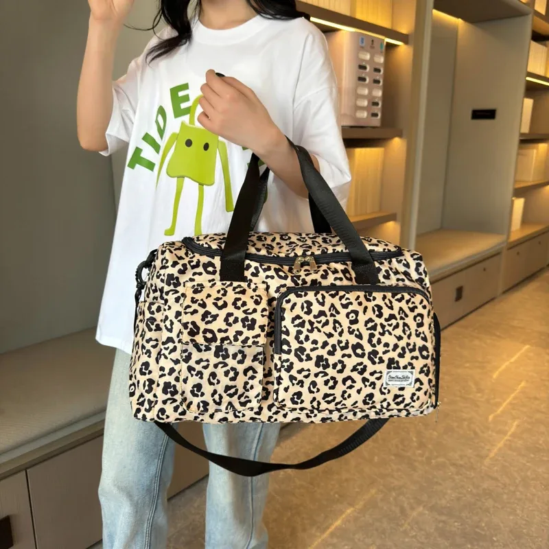 sac à bagages de loisirs de grande capacité imprimé léopard classique, avec plusieurs poches et compartiment à chaussures, sac de voyage de sport et de fitness
