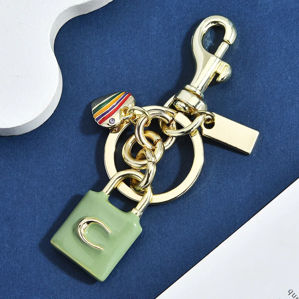 porte-clés cadenas lettre c cœur arc-en-ciel vert sauge doré, breloque de sac personnalisable, pendentif de luxe pour sac à main femme
