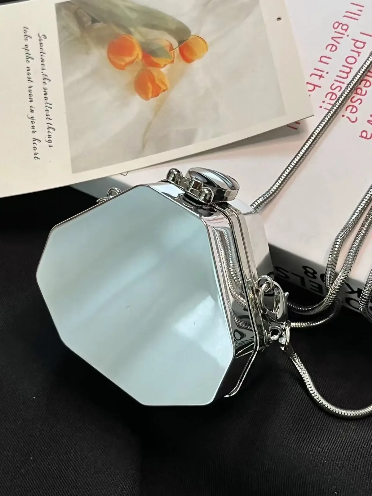 2025 personnalisé mini acrylique rond sac de maquillage mode femmes sac à bandoulière décontracté portable bouche rouge enveloppe étui de maquillage