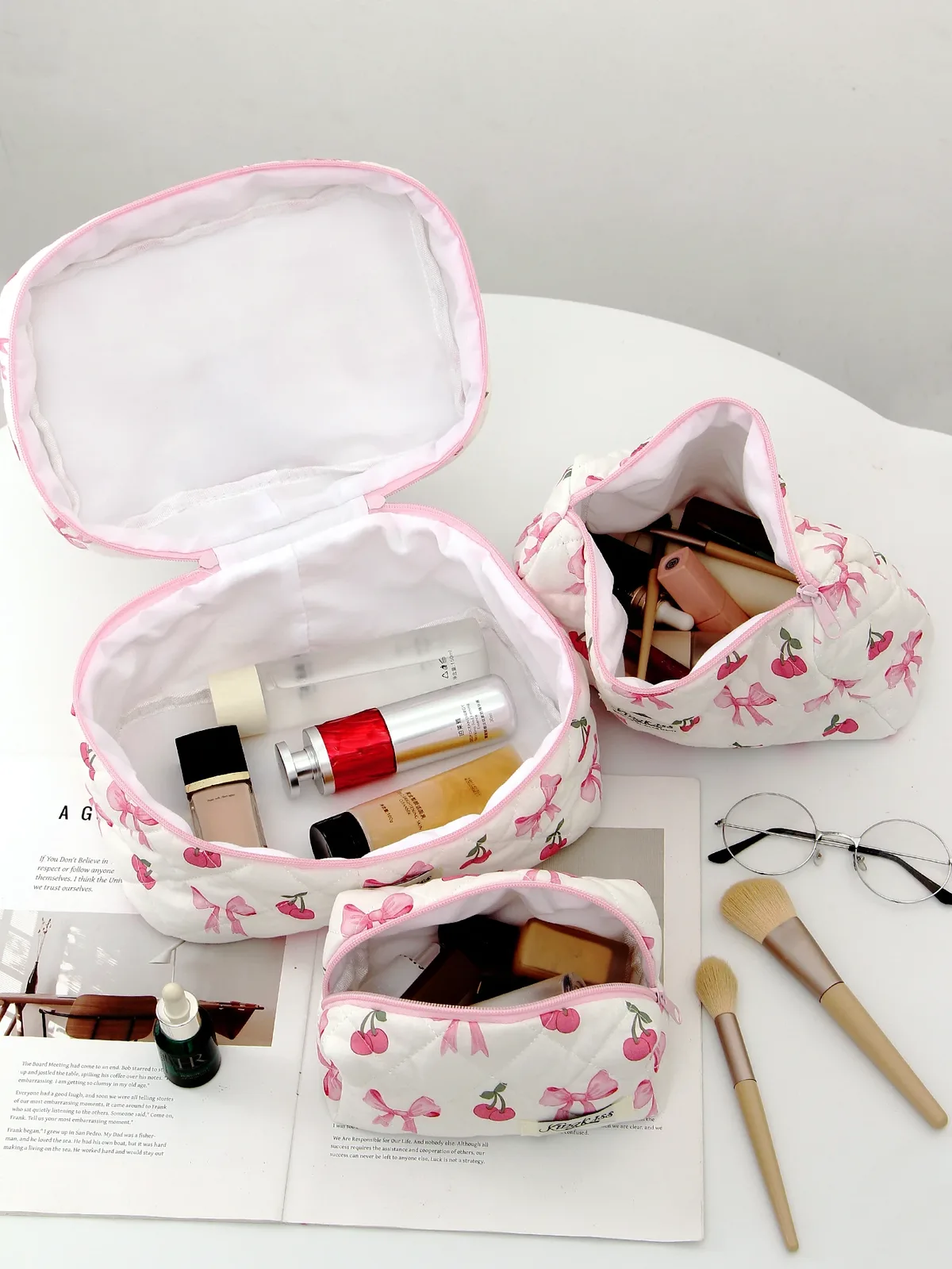 1 pièce/ensemble trousse de maquillage matelassée avec nœud cerise, trousse de maquillage à main multifonctionnelle, trousse de toilette portable avec fermeture éclair