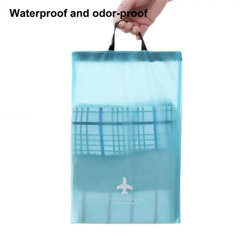 ensemble de trois sacs de rangement de voyage minimalistes et modernes, un organisateur de bagages essentiel et un organisateur de garde-robe/sous-vêtements.