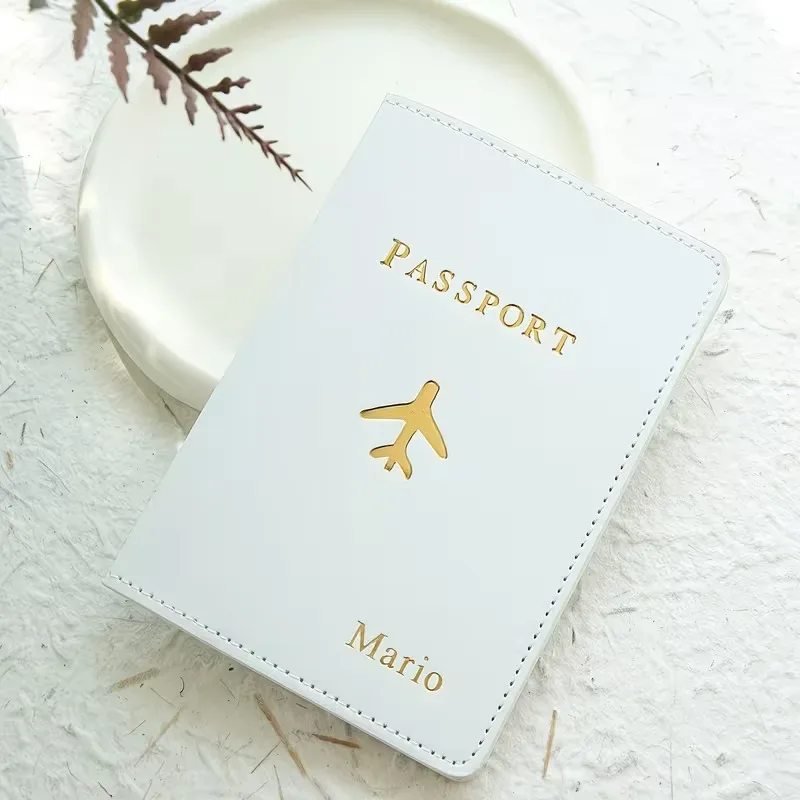 porte-passeport personnalisé avec estampage à chaud et monogramme, cet élégant accessoire de voyage est un document fait main