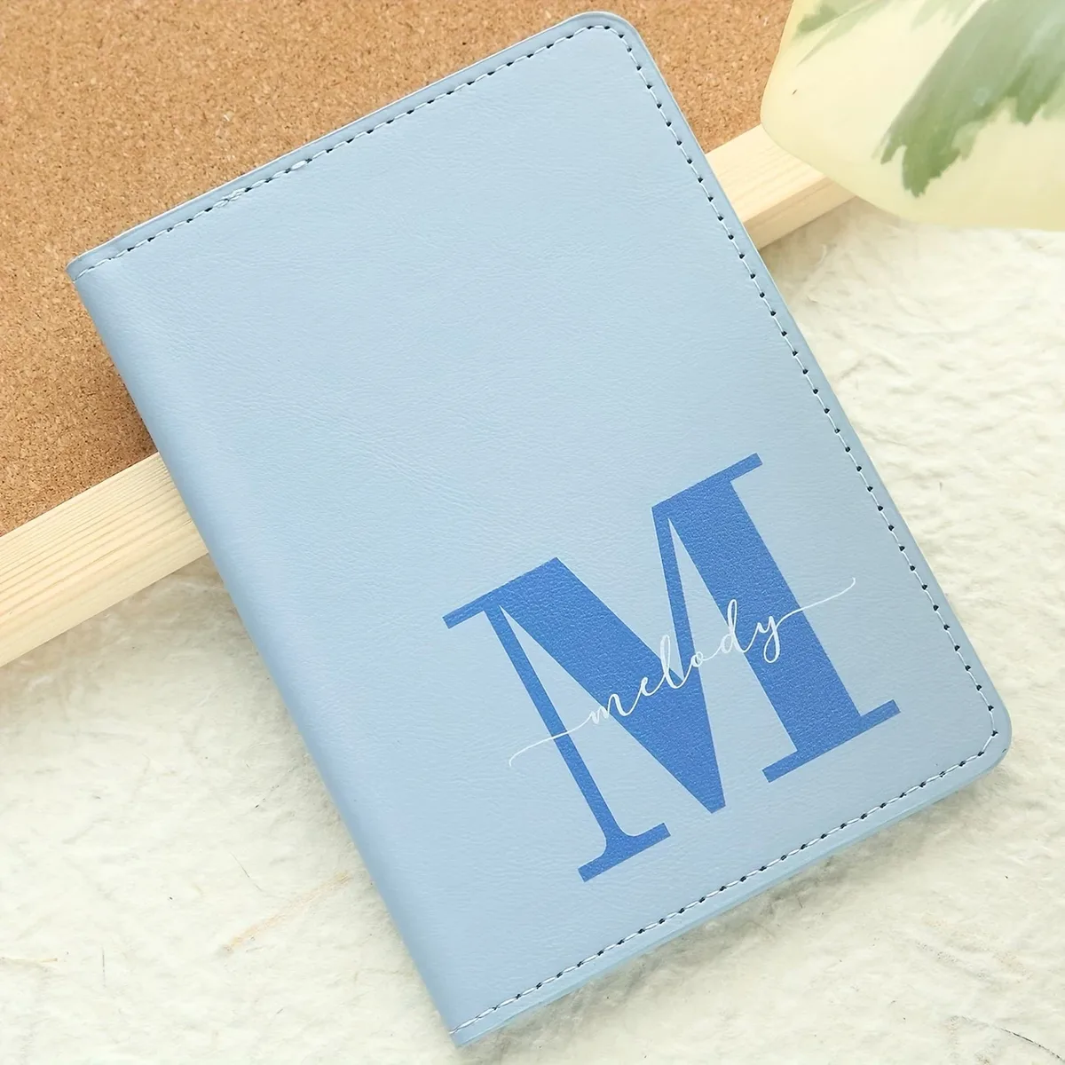 1 couverture de passeport personnalisée avec nom et initiales sur mesure, design monogramme élégant, porte-documents coloré avec initiales.