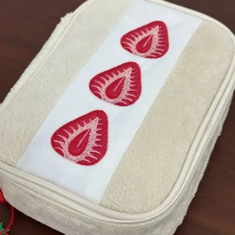 trousse à stylos portable en peluche, motif fraise, trousse de maquillage multifonction, étui à crayons brodé mignon pour l'école et le bureau