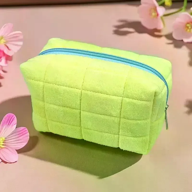 trousse de maquillage élégante en fourrure pour femmes, grande capacité à fermeture éclair de couleur unie, organisateur de toilette de voyage, pochette de lavage, étui à stylos en peluche