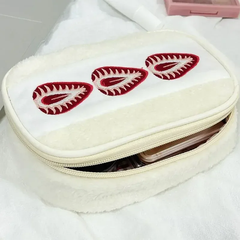 trousse de maquillage en peluche brodé fraise, sac de rangement multifonctionnel pour femme, sac à haute valeur esthétique