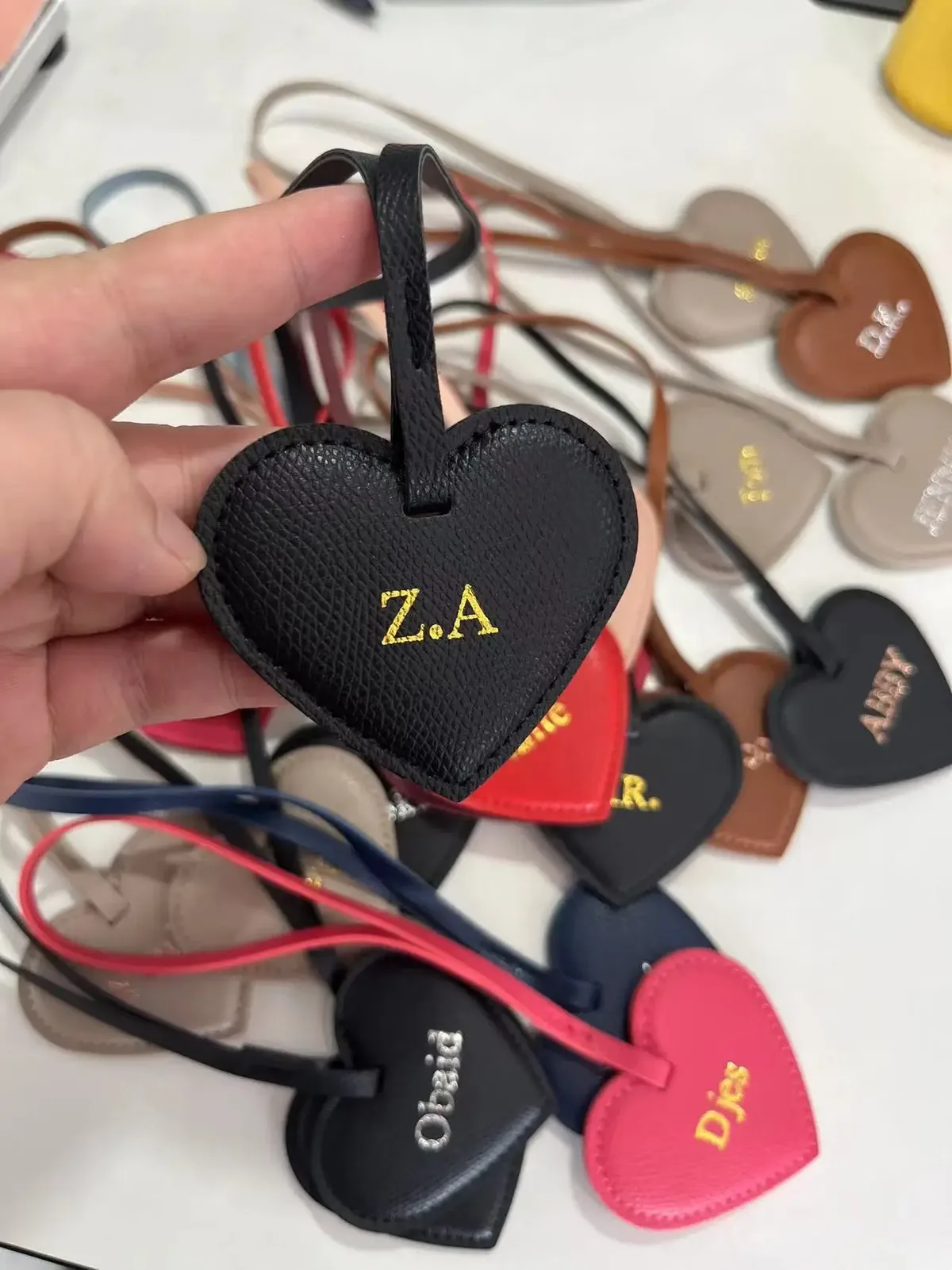 pendentif sac à main en cuir pu pêche personnalisé avec initiales gratuites pour femme, breloque porte-clés de haute qualité noir, cadeau pour l'école, décoration de sac à dos