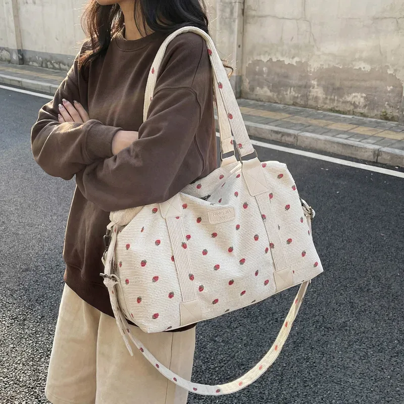 sac fourre-tout de voyage en velours côtelé grande capacité, sac à main de voyage motif fraise avec compartiment à chaussures, sac de sport et de fitness pour femme, livraison directe