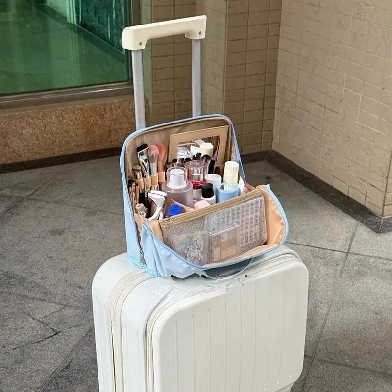 trousse de maquillage portable multifonctionnelle de grande capacité avec compartiments, miroir et fonction de maintien vertical pour les voyages et les articles de toilette