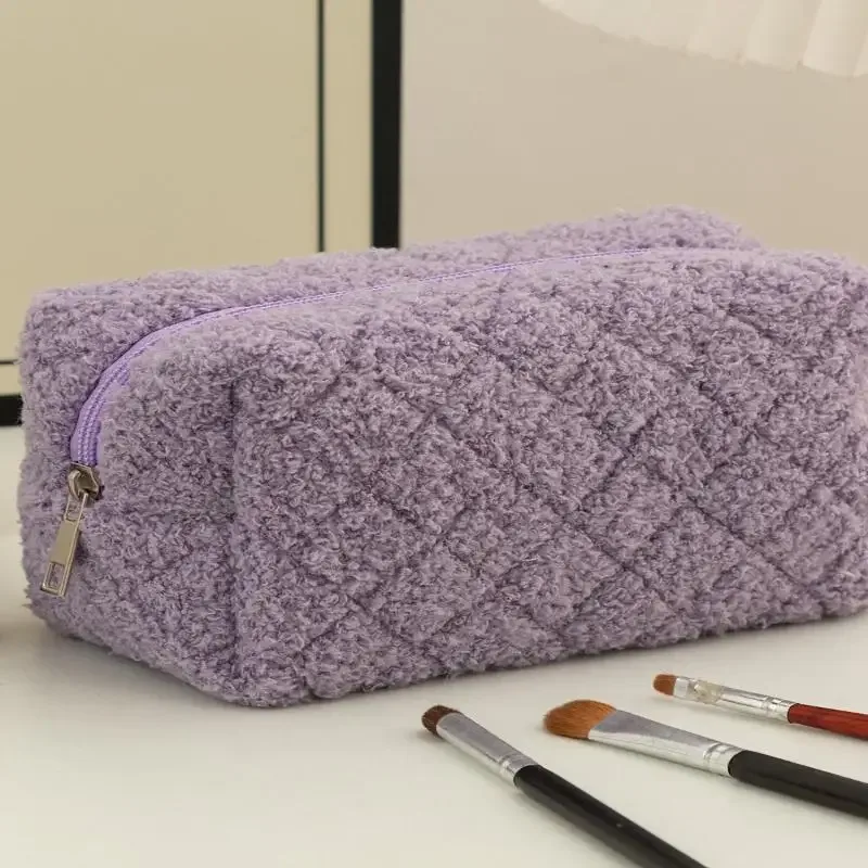 trousse de maquillage douce en peluche avec poignée intégrée ; motif cœur adorable ; rangement cosmétique portable de voyage, trousse à crayons et pochette organisateur.
