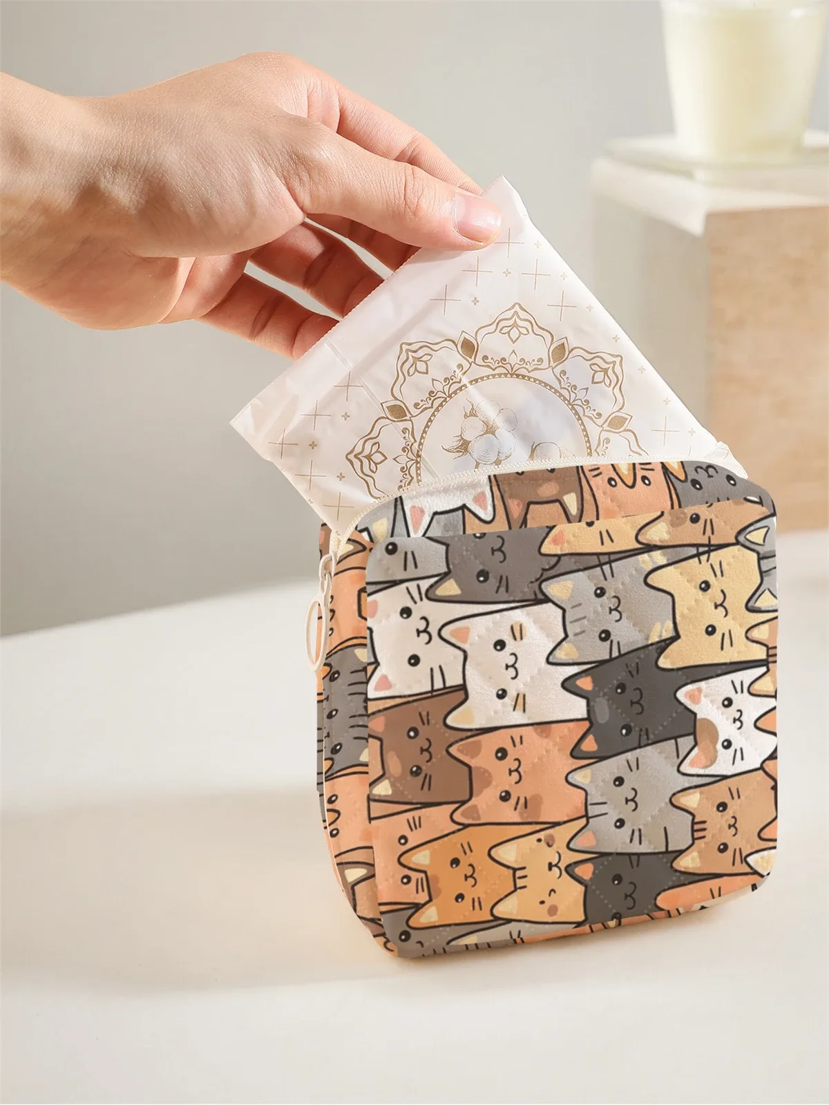1 sac de rangement portable pour serviettes hygiéniques, avec motifs de chats de dessin animé et matériau en maille diamant, sac en tissu léger pour femmes
