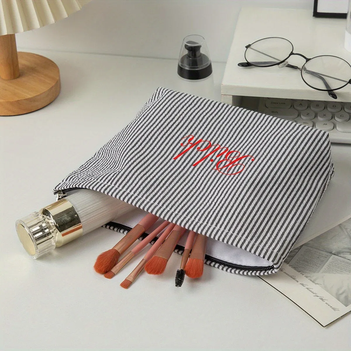 sac de maquillage à rayures avec nom brodé, sac de lavage de grande capacité, sac de rangement approprié pour la beauté et les petits articles quotidiens, cadeaux parfaits