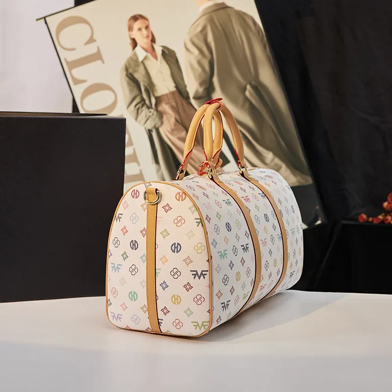 sac de voyage cylindrique pour femme avec motif monogramme coloré sur fond blanc, boucle de verrouillage en métal + structure renforcée par rivets, comprend une étiquette de bagage, une bandoulière réglable et amovible, grande capacité avec plusieurs compartiments, dimensions 46×27×20 cm, adapté aux courts voyages d'affaires, aux voyages, aux séjours de fitness et aux déplacements longue distance, sac de rangement durable pour diverses occasions.