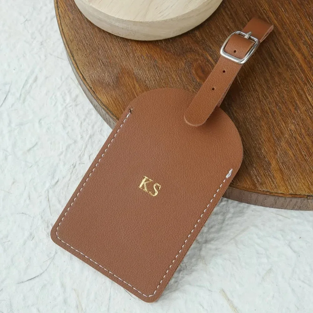 étiquette de bagage personnalisée en cuir végétalien avec monogramme en argent ou en or et carte de confidentialité pour valises