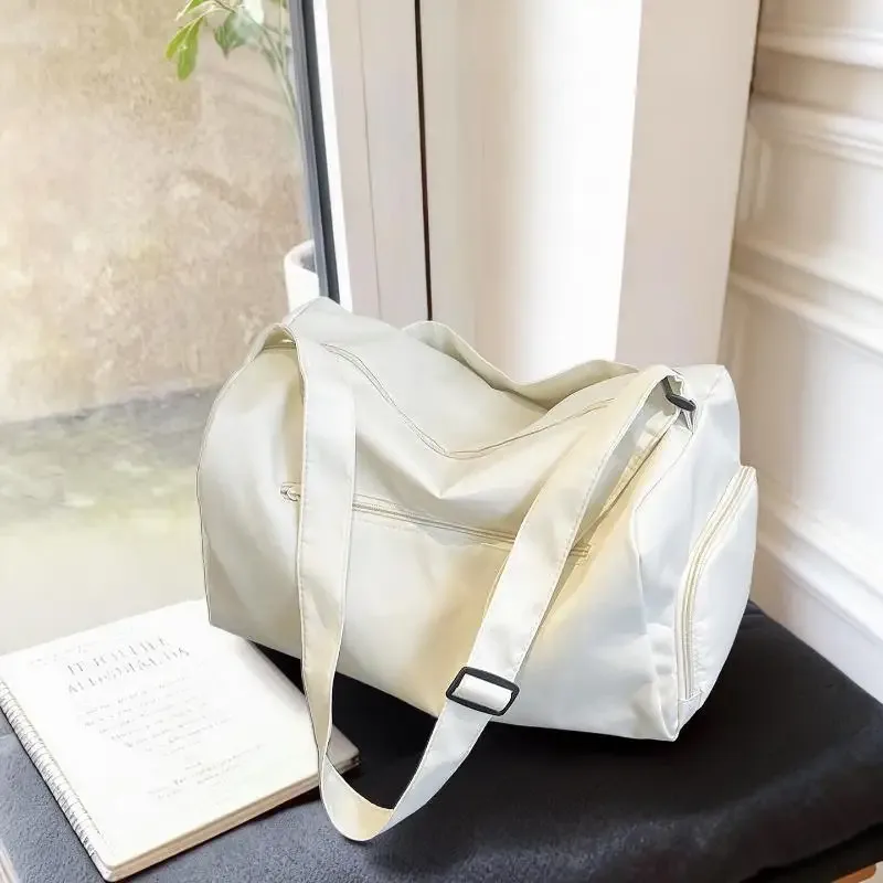 sac de sport en nylon beige résistant à l'eau avec sangle réglable, grande capacité pour la salle de sport, les voyages et les trajets quotidiens