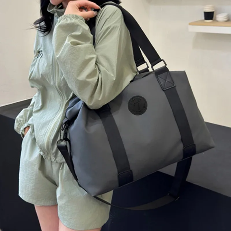 sac de sport chic avec emblème et détails pour les voyages quotidiens, élégant, multicolore, léger, polyvalent, décontracté, fonctionnel, sac de transport