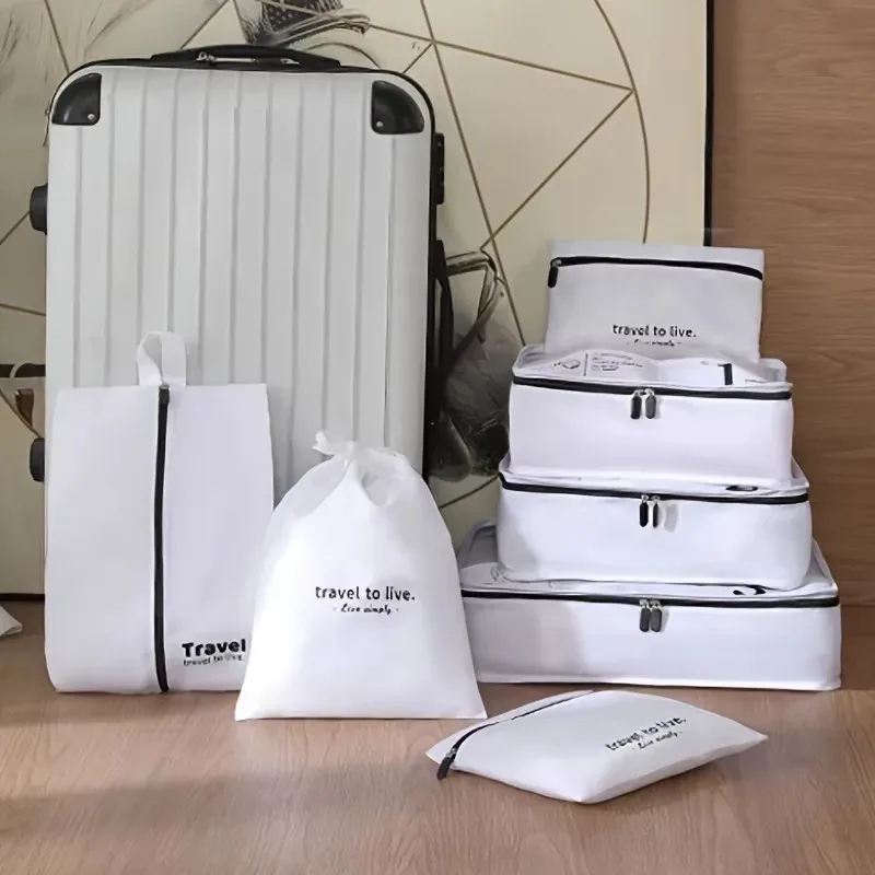 ensemble de 7 pièces populaires pour le voyage, un ensemble de sept pièces pour organiser les bagages et les vêtements, et un sac de rangement pour les cosmétiques et autres articles.