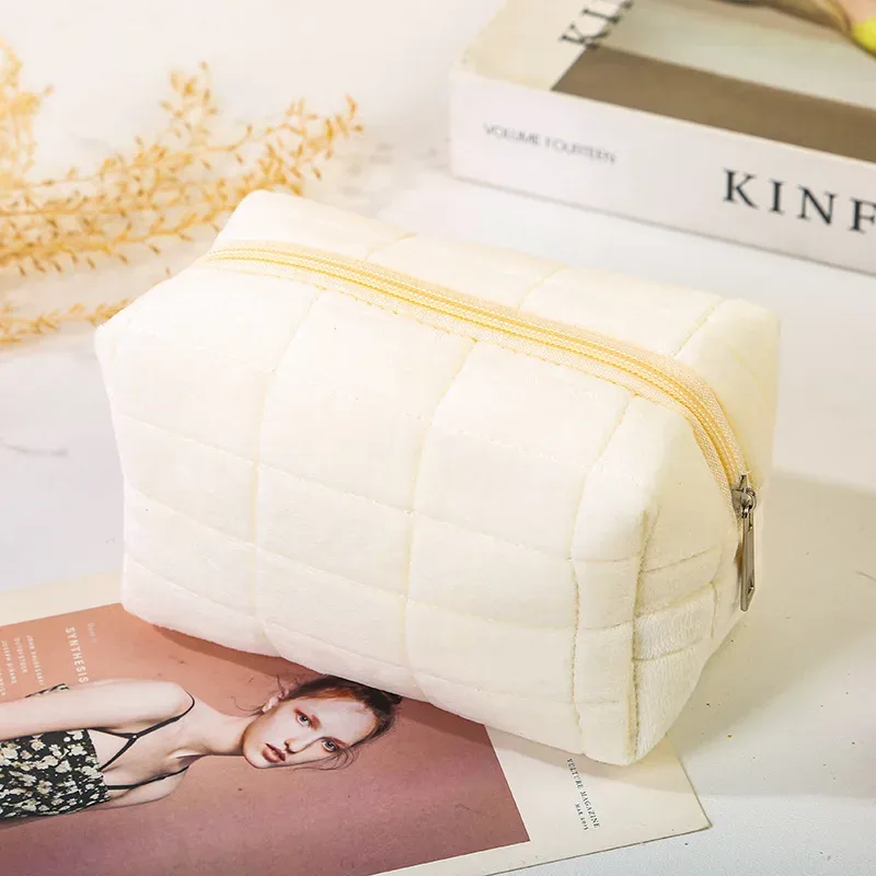 nouvelle trousse de toilette en peluche mignonne, sac de rangement pour produits de soin de la peau de voyage, sac de rangement de grande capacité pour téléphone portable féminin au design élégant