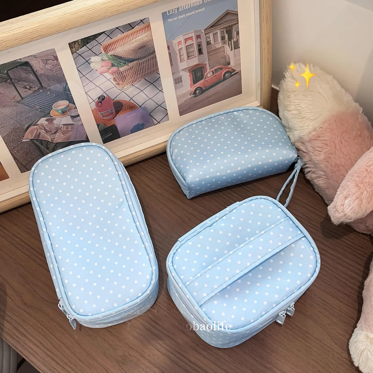1 mini trousse de maquillage bleue à carreaux, base bleu clair avec pois blancs, design simple et frais, fermeture à double fermeture éclair pour un accès facile, convient pour un usage quotidien et un rangement en voyage, peut contenir du rouge à lèvres, du fond de teint, du blush, etc.