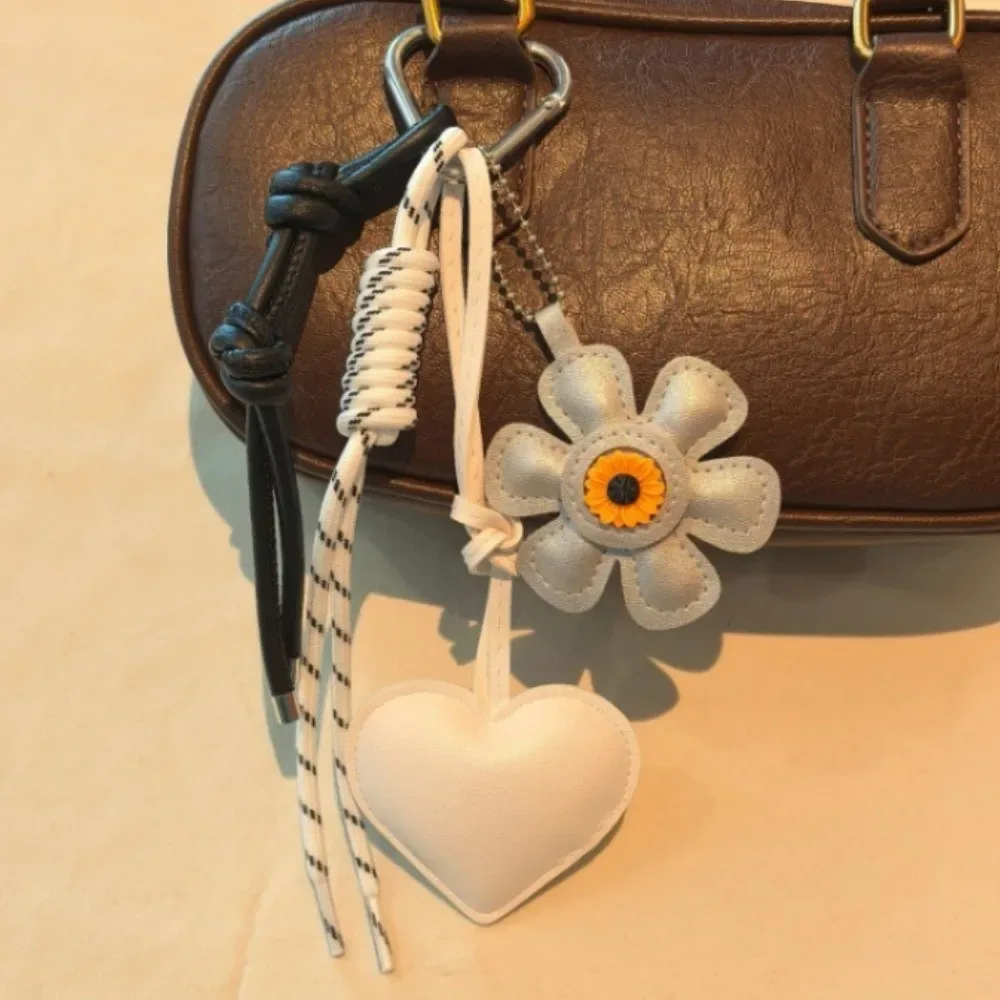 breloque et porte-clés vintage en cuir en forme de cœur fleuri, pendentif de sac bohème fait main avec pompon pour femme, accessoire esthétique pour sacs fourre-tout