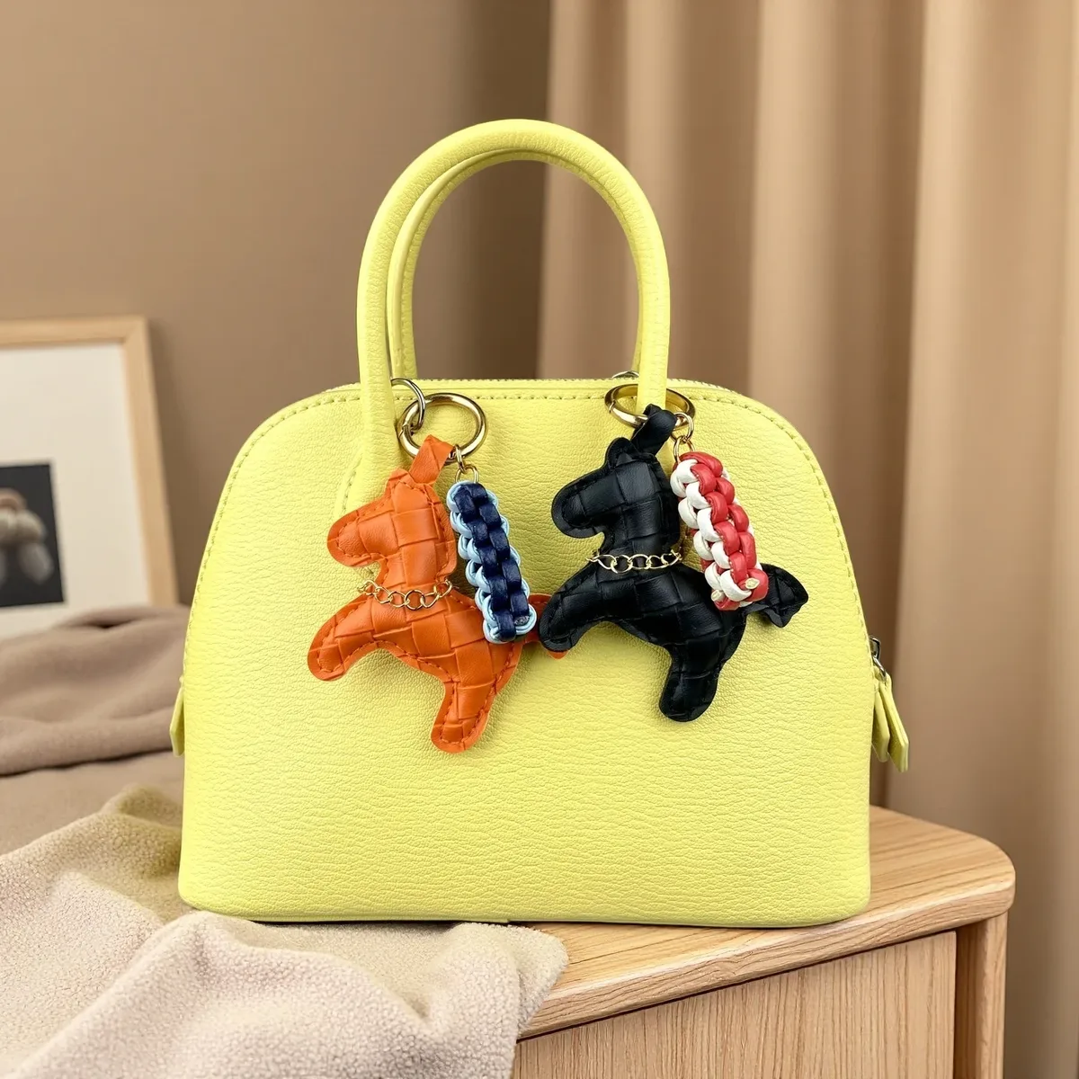 porte-clés mignon en cuir pu et breloque de sac en cuir tressé - breloque de sac mini cheval pour sac à main, sac à dos, clés de voiture - pendentif animal - cadeau