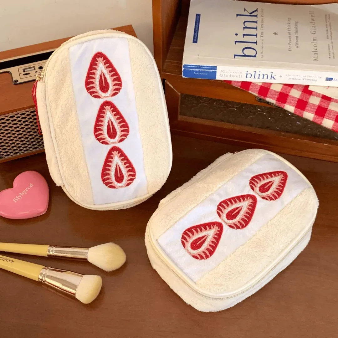 étui à crayons en peluche brodé de fraises mignon, boîte à stylos de papeterie portable, multifonctionnel, grande capacité, sac de rangement pour maquillage