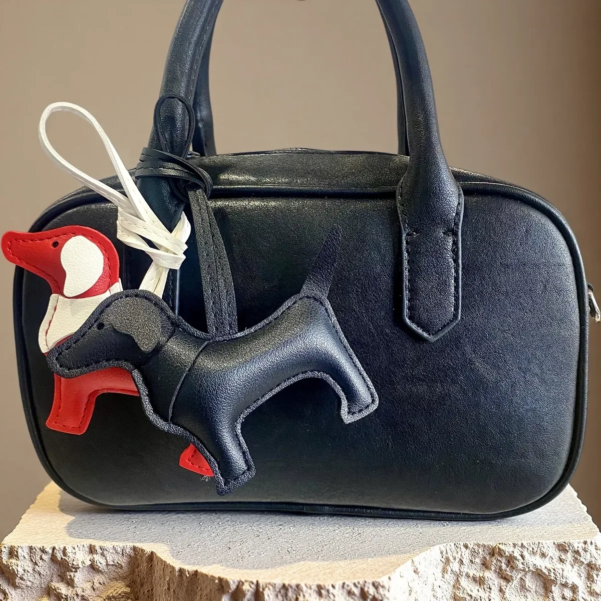 breloque tendance en cuir pu pour sac à dos, motif chien en profil latéral, design unique écharpe-mane, pendentif élégant pour sac à dos, cadeau pour les amoureux des chiens et des animaux de compagnie