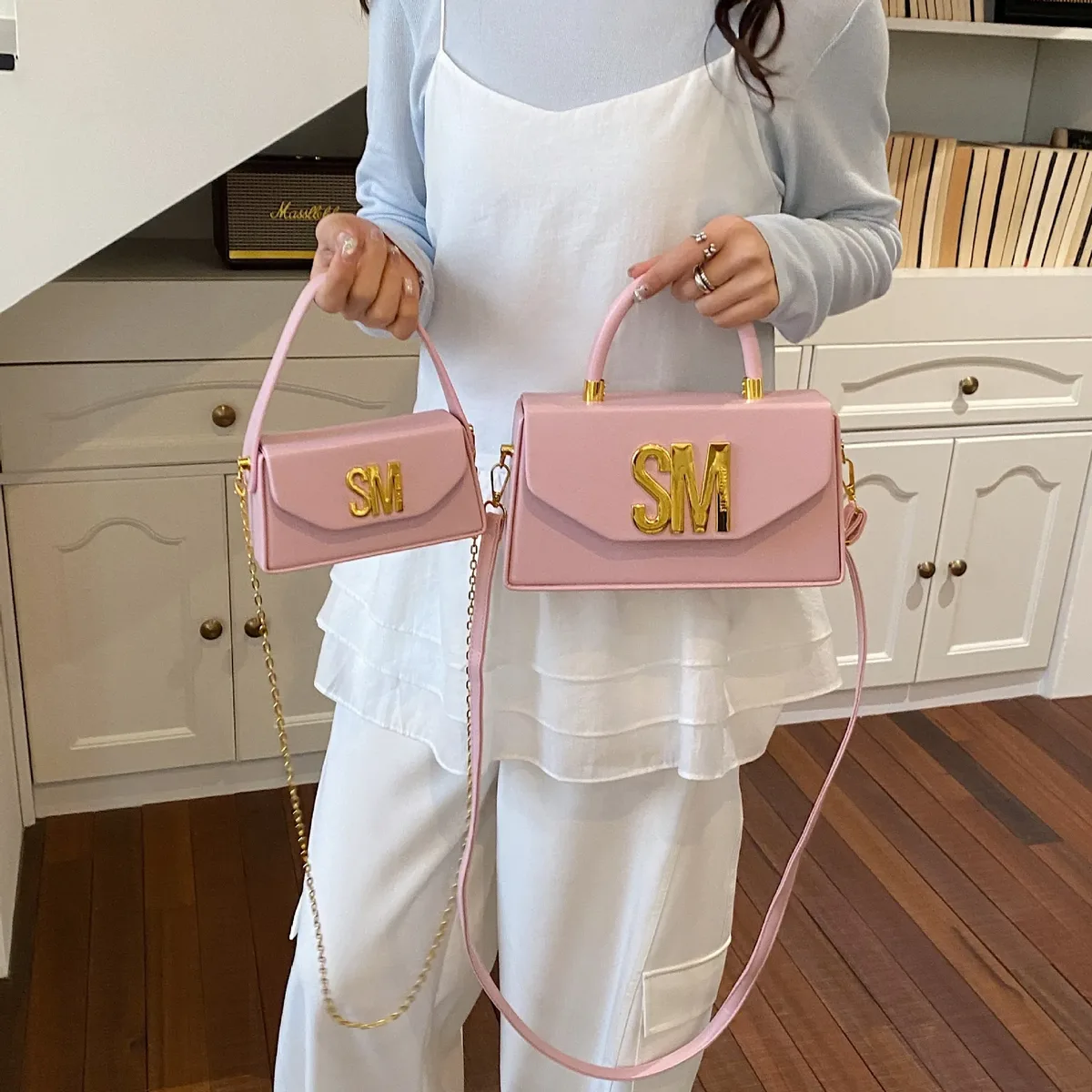 sac carré à main steve madden à texture haut de gamme, sac à bandoulière tendance avec combinaison de tailles, sac boîte à porter en bandoulière pour les trajets quotidiens.