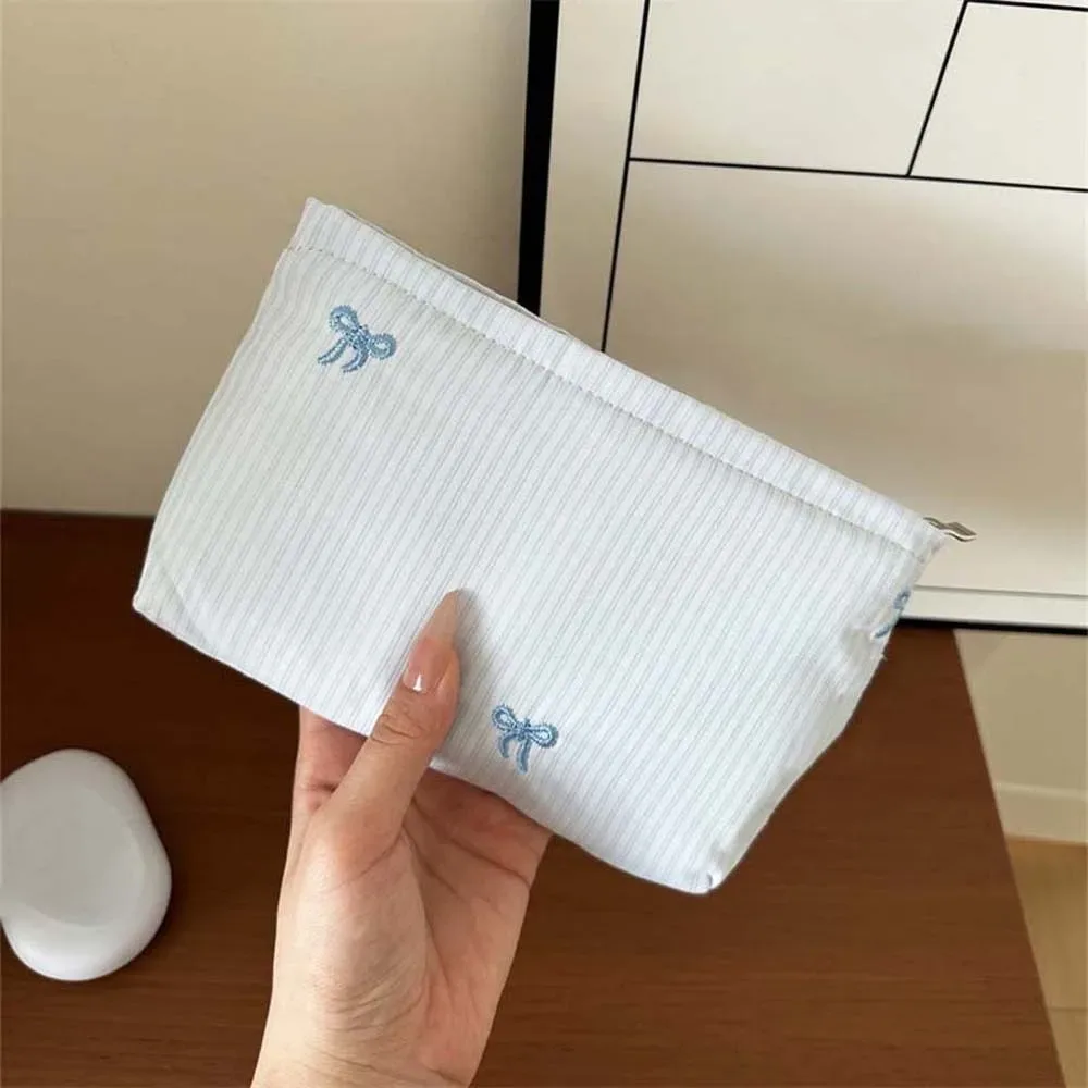 pochette à maquillage classique à rayures, motif brodé, fermeture éclair lisse, organiseur de cosmétiques, couleurs pastel, taille compacte, trousse de toilette