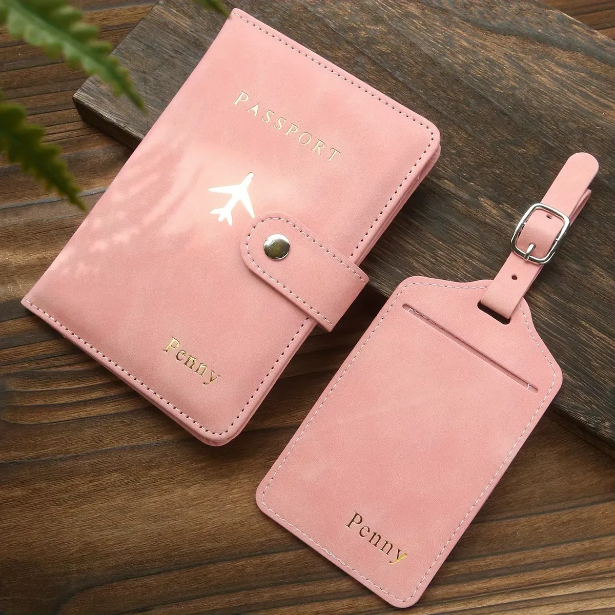 ensemble de couverture de passeport et d'étiquette de bagage personnalisés avec monogramme doré à chaud, en cuir pu texturé, personnalisé avec des noms sur mesure pour les voyages