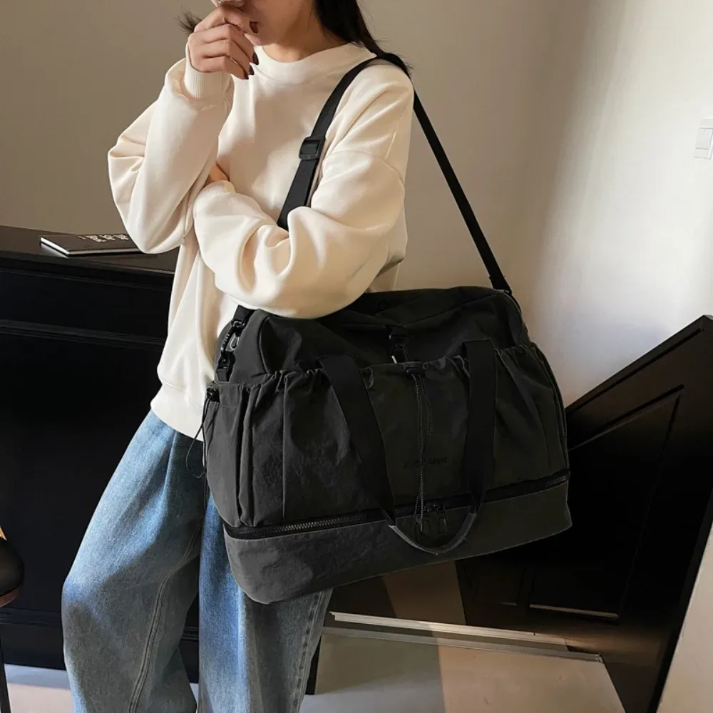 grand sac de voyage - spacieux, léger et durable. avec sangle réglable et poches. parfaite pour les voyages et les trajets quotidiens sac à main pour femme