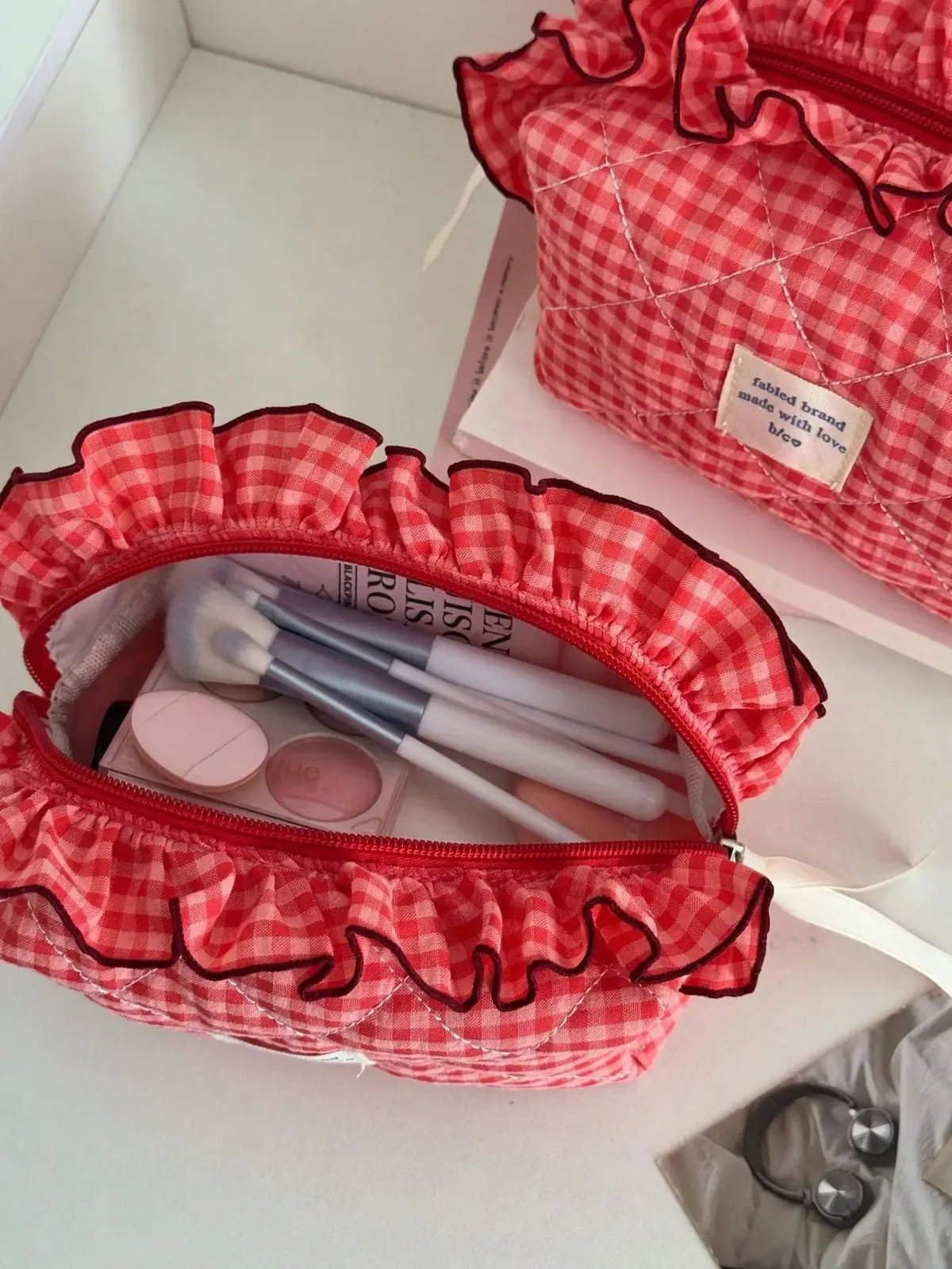 1 pièce/ensemble trousse de maquillage matelassée à carreaux en dentelle, trousse de maquillage portable multifonctionnelle, trousse de maquillage de rangement de voyage, trousse de maquillage à volants mignonne