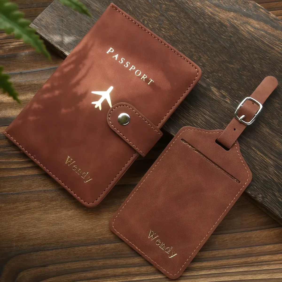 ensemble de couverture de passeport et d'étiquette de bagage personnalisés avec monogramme doré à chaud, en cuir pu texturé, personnalisé avec des noms sur mesure pour les voyages