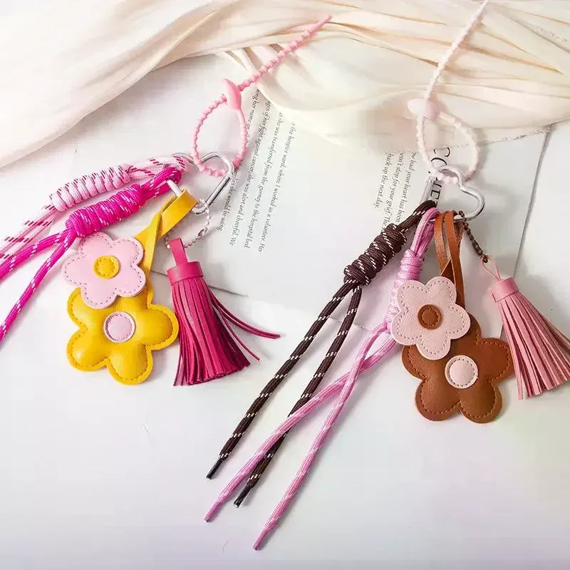 1 pièce – Charme de sac en cuir tressé avec fleur et pompon, idéal pour sac à main, sac à dos et accessoires