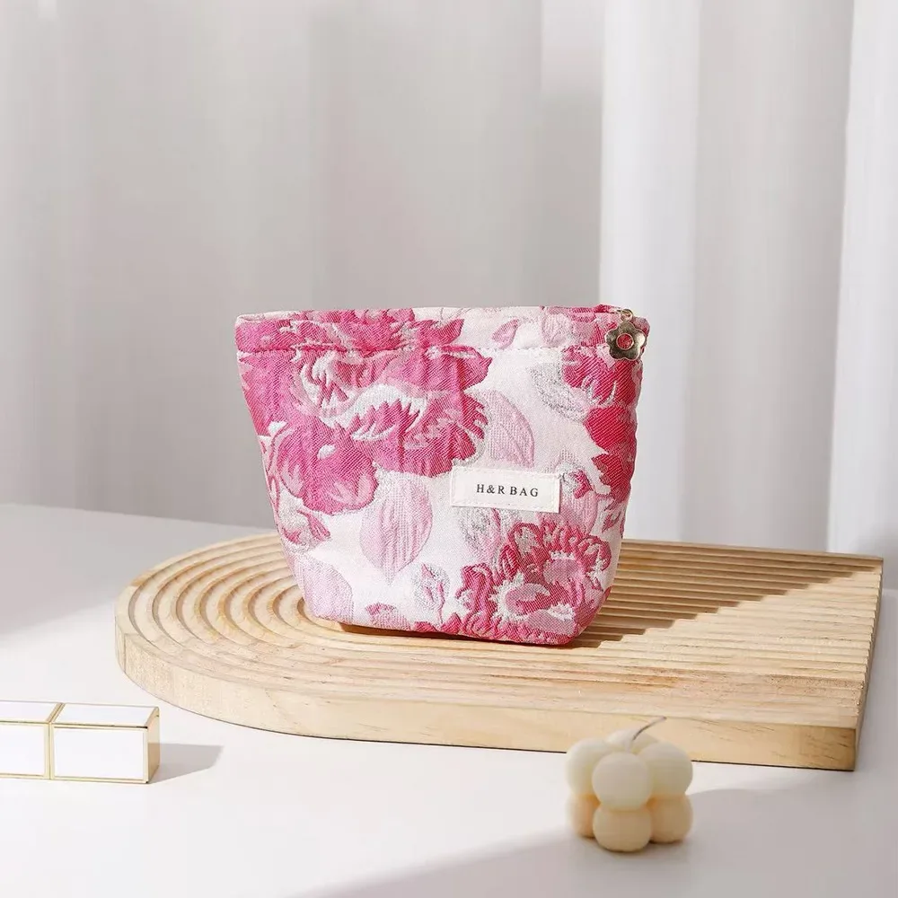 sac de maquillage rose à la mode, fleurs brodées avec fermeture éclair, sac à main élégant et chic, étui de rangement pour femmes, rangement pour produits de soins de la peau