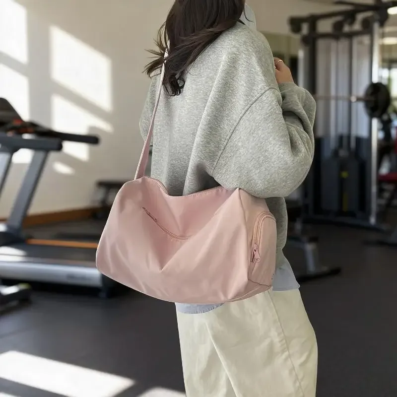 sac de sport en nylon beige résistant à l'eau avec sangle réglable, grande capacité pour la salle de sport, les voyages et les trajets quotidiens