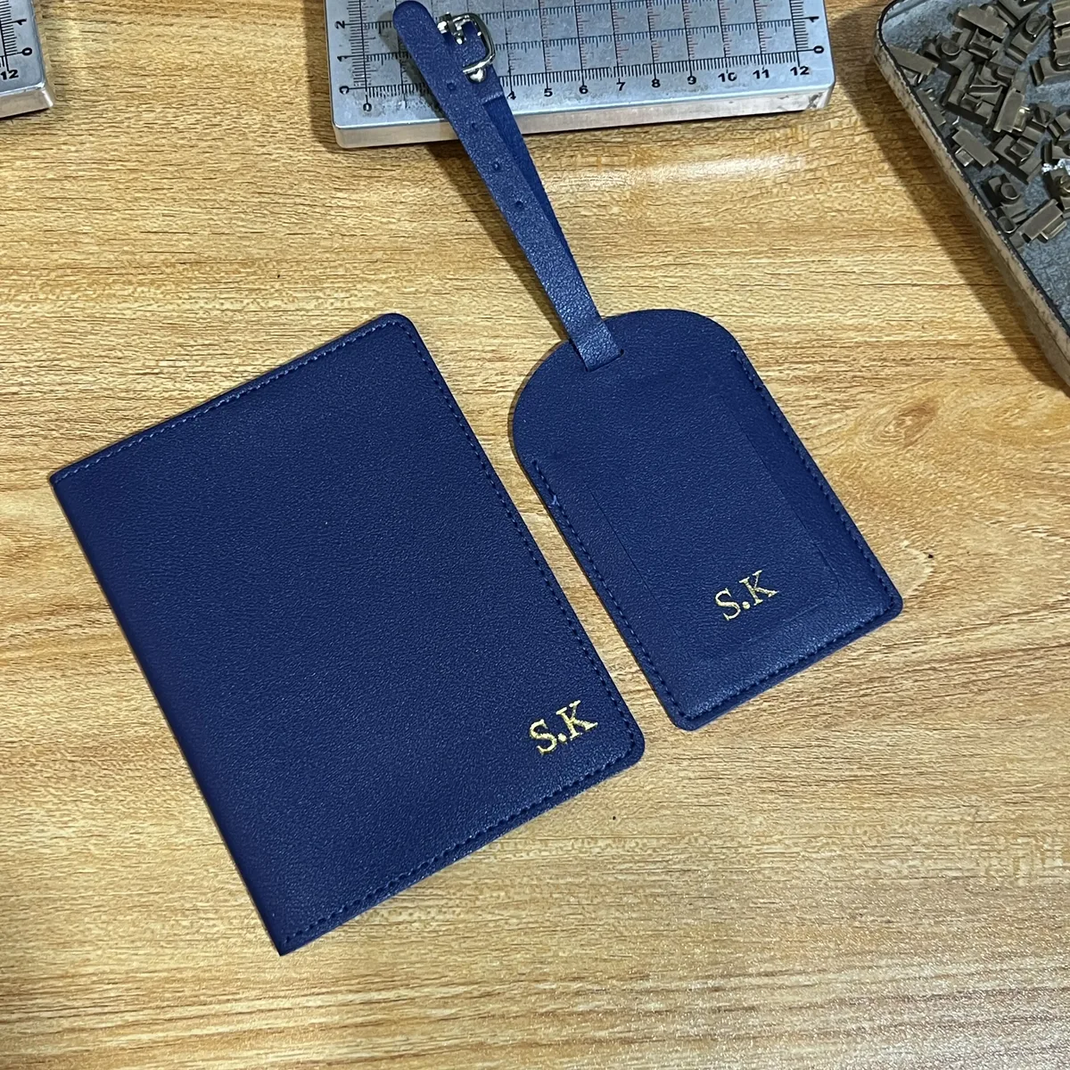 porte-passeport de voyage avec nom personnalisé gratuit, ensemble d'étiquettes de bagage en cuir pu, lettres personnalisées, cadeau, couverture de passeport, étiquette de nom de valise