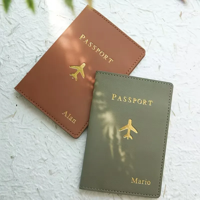 porte-passeport personnalisé avec estampage à chaud et monogramme, cet élégant accessoire de voyage est un document fait main