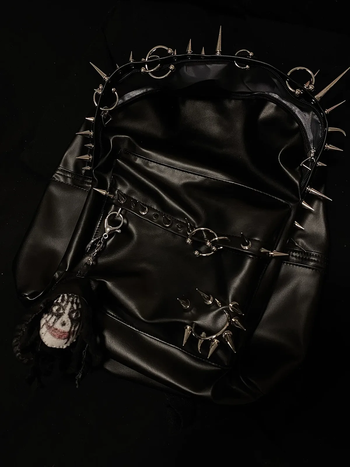 sac à dos punk rivet en cuir noir pour hommes, sac à dos de grande capacité à la mode pour femmes