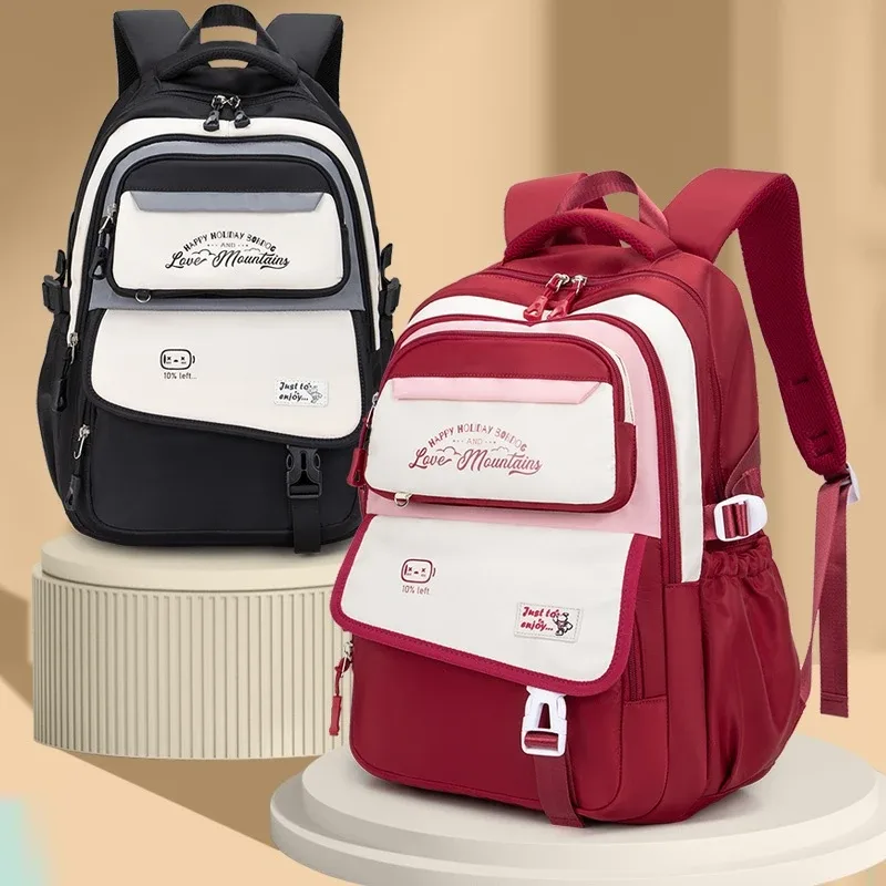 la fille utilise un sac à dos. sac à dos d'étudiant. sac à dos pour collégien. un sac à dos de voyage léger et classique adapté aux jeunes