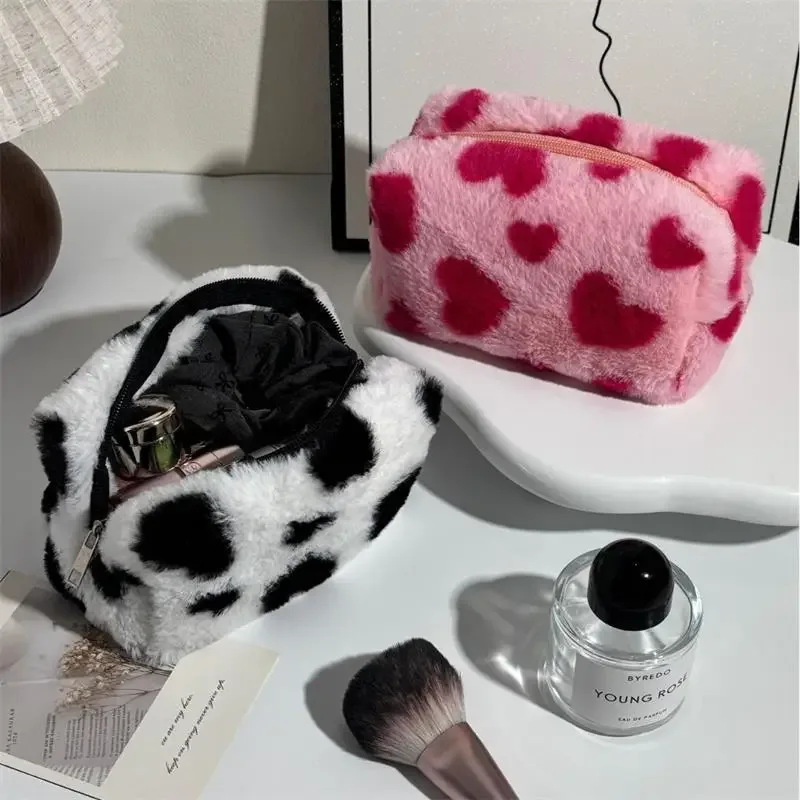 sac de rangement pour crayons décoré en forme de cœur. haute capacité et design tendance ; idéal pour l'organisation du bureau