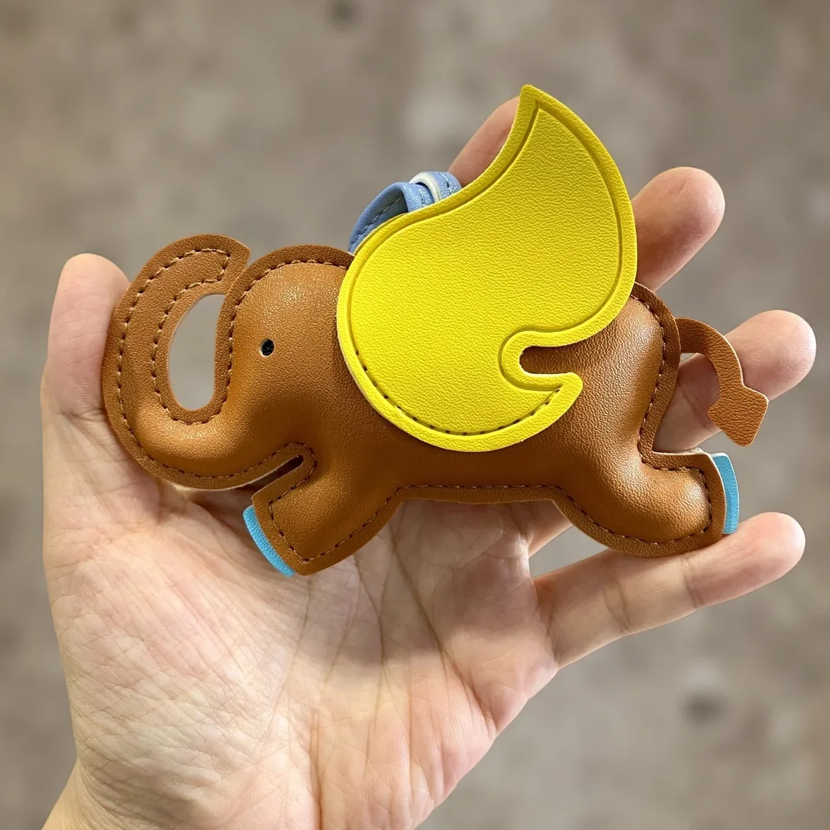 breloque amusante en cuir pu représentant un éléphant volant dumbo, pendentif animal pour sac à main, sac à dos, cadeau pour les amoureux des animaux, style bohème.