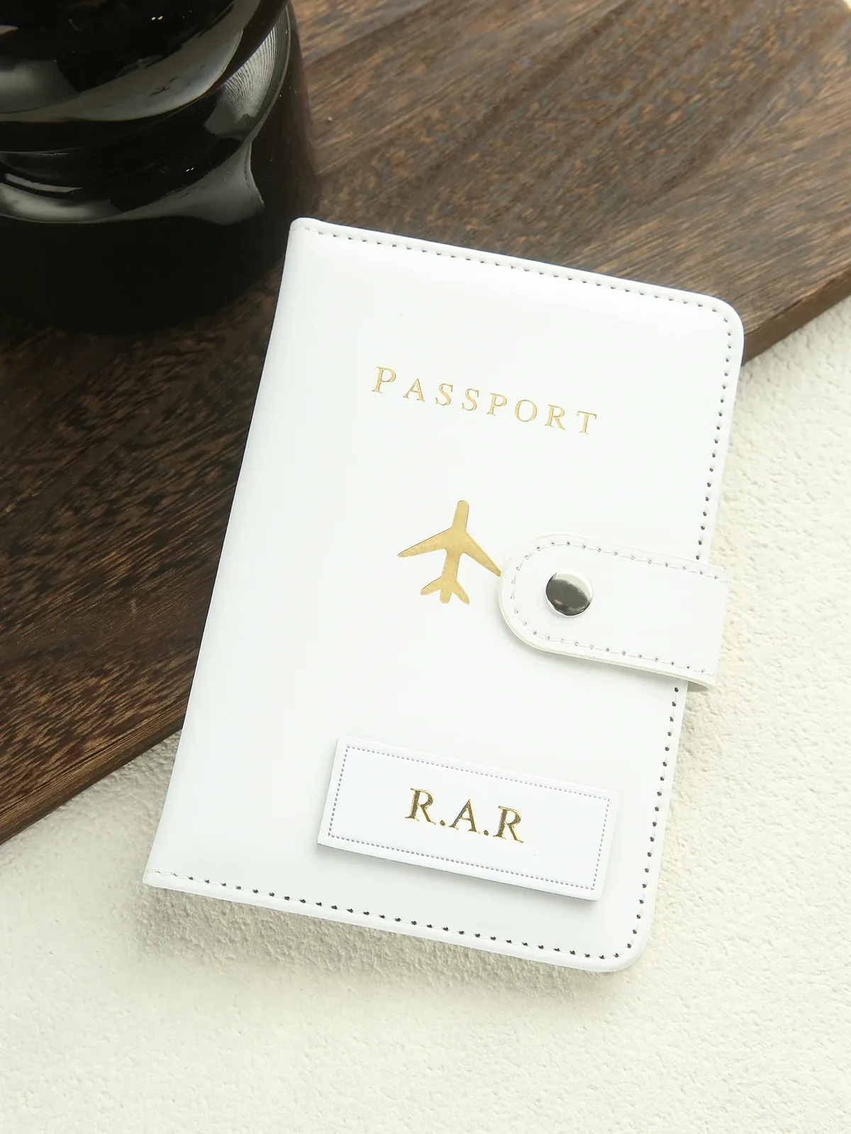 1pcs porte-passeport personnalisé avec nom, couverture de passeport en daim, sac de passeport en similicuir texturé, accessoires de voyage personnalisés