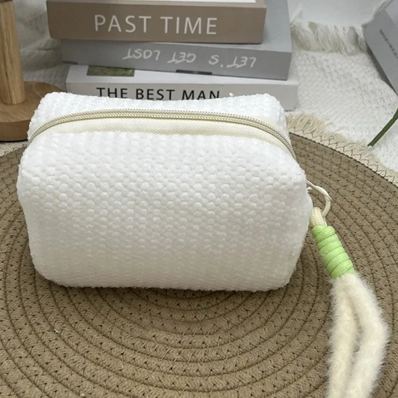 nouvelle trousse de maquillage grande capacité en peluche couleur bonbon style ins pour fille, sac de toilette portable de voyage, petit rangement à main 2026
