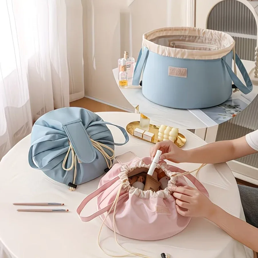 Sac de rangement cylindrique de grande capacité pour articles de toilette (avec fermeture à cordon) — Sac de rangement portable multi-compartiments, unisexe, adapté pour la salle de sport, les voyages de week-end et l'usage quotidien, peut servir de trousse de toilette, de rangement pour cosmétiques et produits de soin de la peau