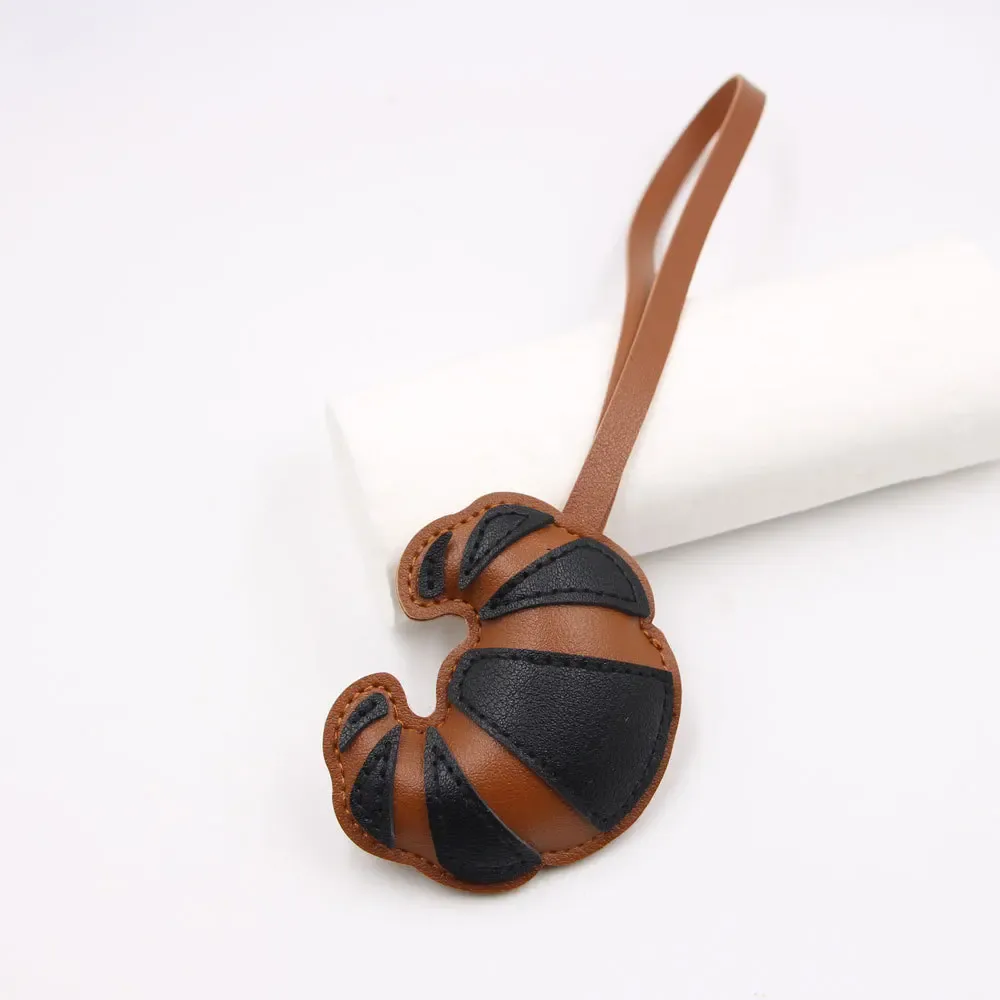 Porte-clés à breloques en croissant en cuir fait à la main pour femmes, pendentif de sac à dos de nourriture mignon, cadeau de bijoux pour Couple et ami