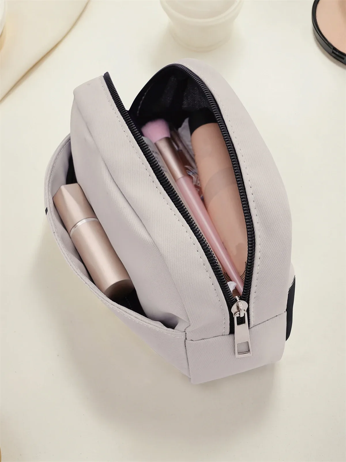 trousse de maquillage imprimée motif chat mignon, design multi-poches, trousse de toilette portable, légère, idéale pour les voyages et les sorties.