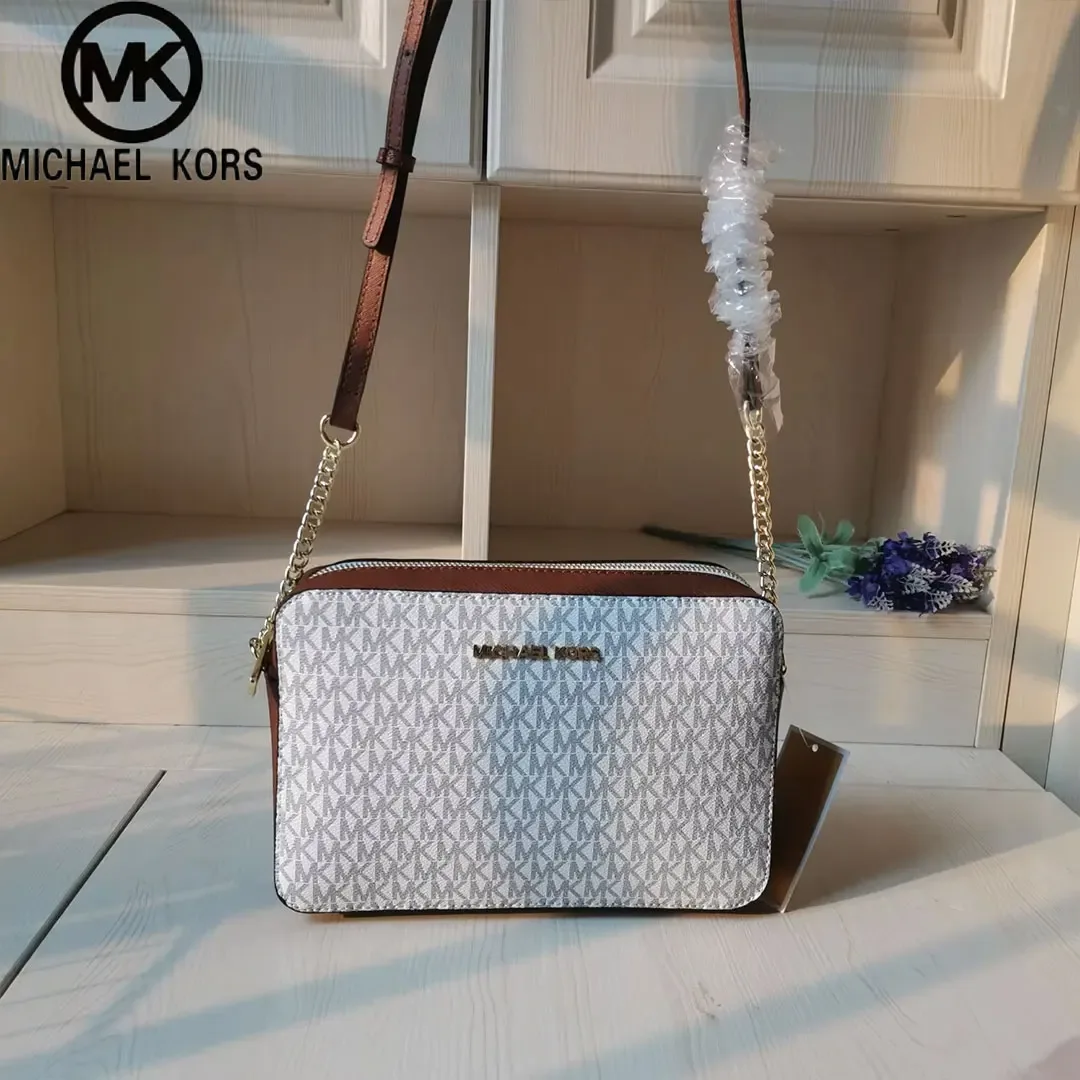 sac à bandoulière et sacoche pour appareil photo michael kors jet set, un sac de voyage élégant conçu pour les femmes.