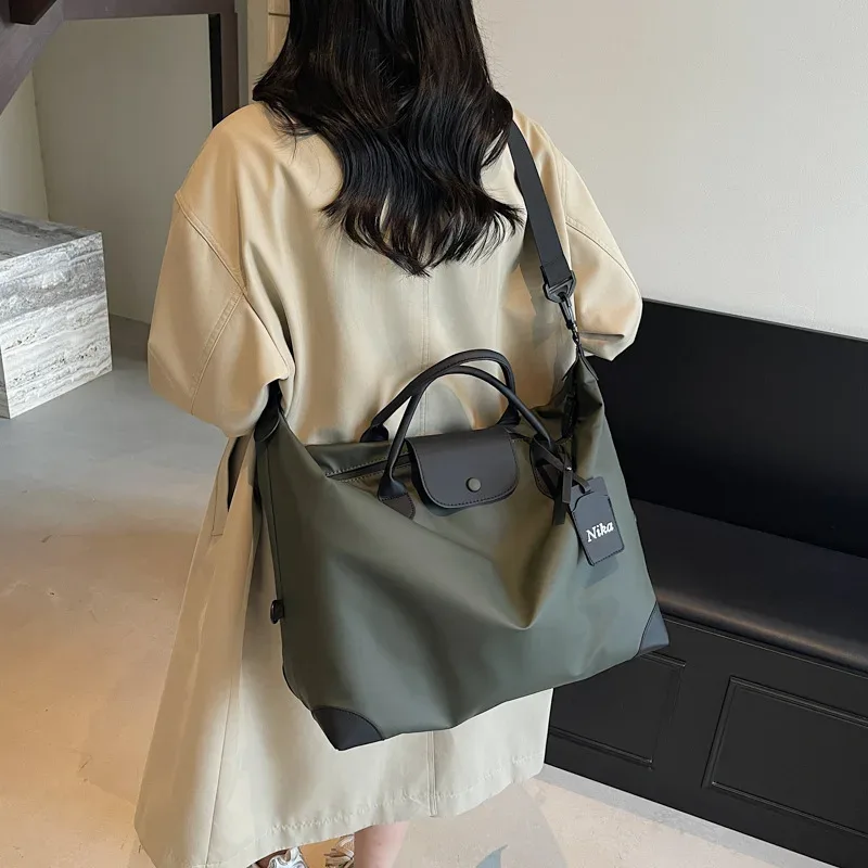 sac de voyage fourre-tout vert imperméable pour femme, grand sac de week-end avec poignée supérieure et sangle réglable pour les vacances et la salle de sport