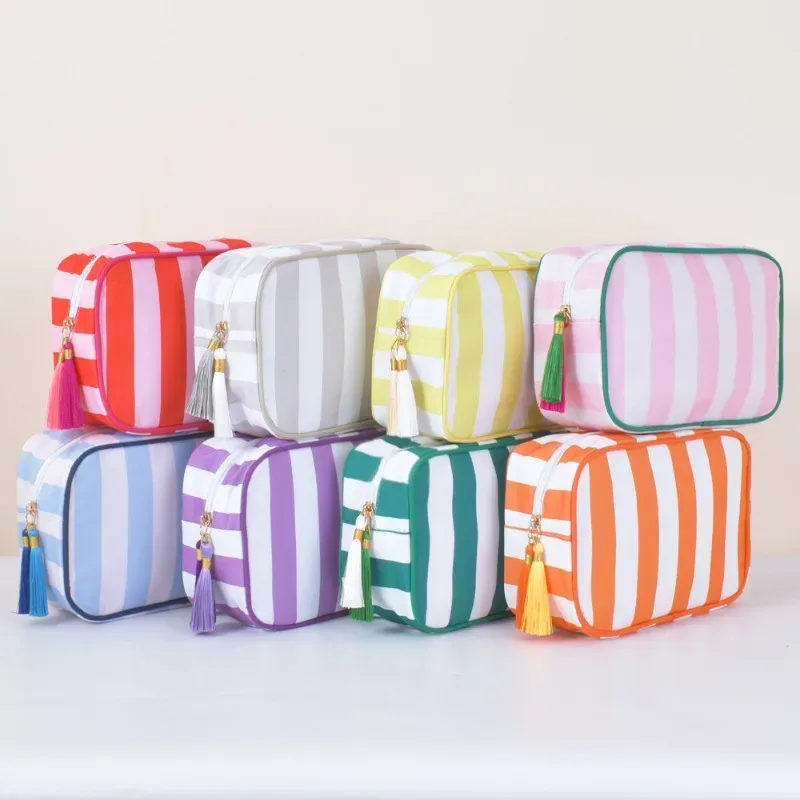 grand sac à cosmétiques de lavage rayé pour femmes, sac de maquillage à pompon avec fermeture éclair, grande capacité, rangement de toilette, pochette de rangement